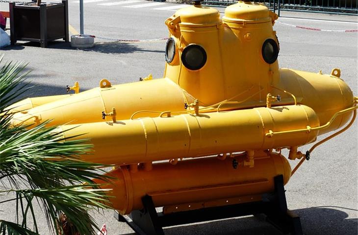 how deep can a submarine dive