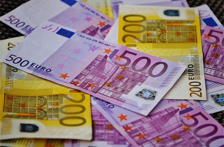 3000 dollars to euros