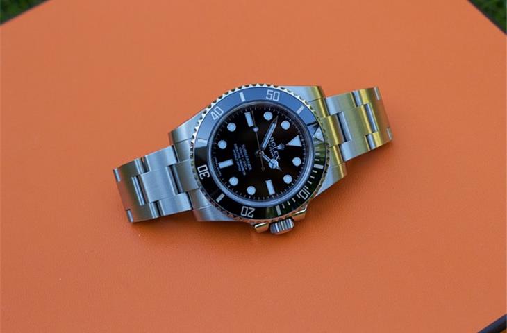 thickness rolex submariner